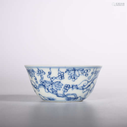 Ming Chenghua blue and white grape cup