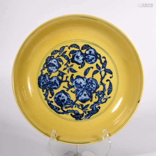 Ming Hongzhi blue and white plate with yellow background