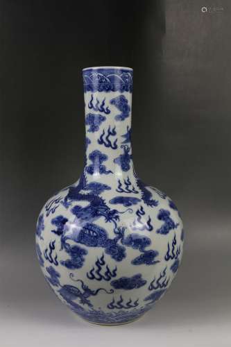青花天球瓶 A blue and white Tian qiu vase