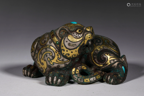 A CHINESE VINTAGE BRONZE MYTHICAL BEAST FIGURINE