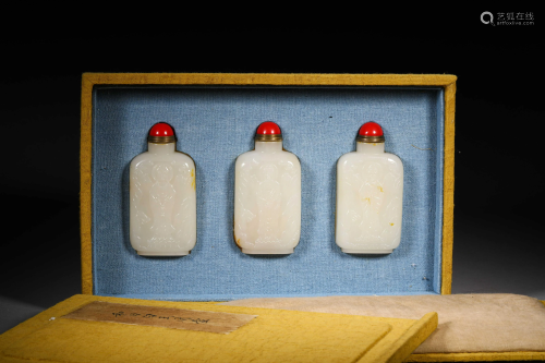 A SET OF CHINESE JADE SNUFF BOTTLES