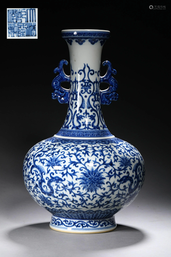 A CHINESE VINTAGE PORCELAIN VASE