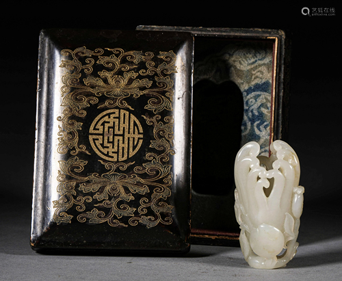 A CHINESE VINTAGE WHITE JADE VASE