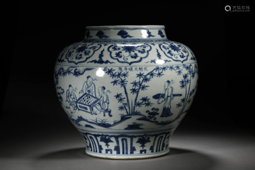 A CHINESE VINTAGE PORCELAIN JAR