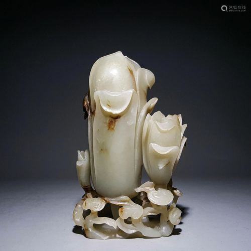 A CHINESE VINTAGE WHITE JADE VASE