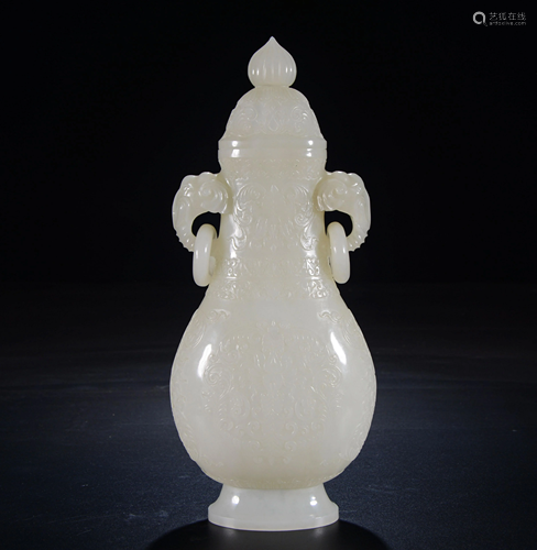 A CHINESE VINTAGE HETIAN JADE DISPLAY LIDDED VASE