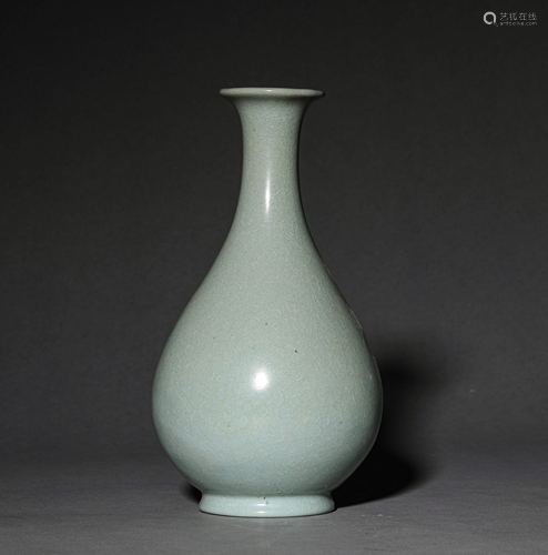 A CHINESE VINTAGE PORCELAIN VASE