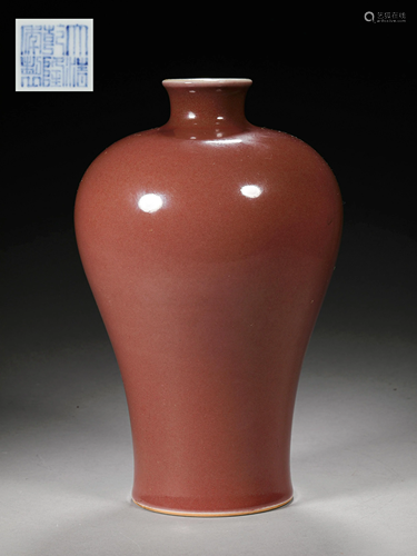 A CHINESE VINTAGE PORCELAIN VASE (MEI PING)