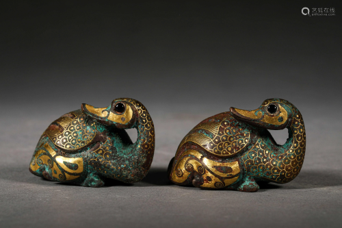 A PAIR OF CHINESE VINTAGE BRONZE DISPLAY ITEMS