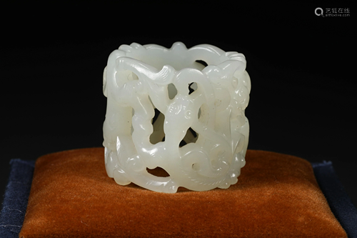 A CHINESE VINTAGE WHITE JADE THUMB RING