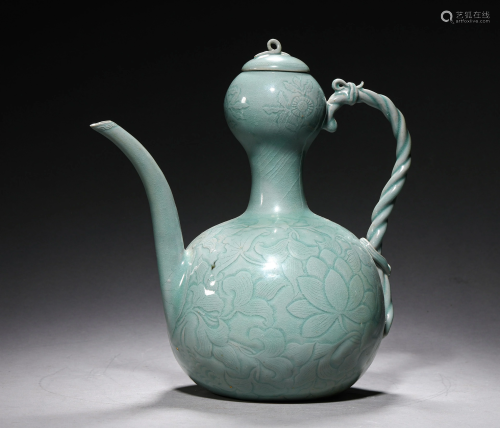 A CHINESE VIINTAGE CALEDON PORCELAIN KETTLE