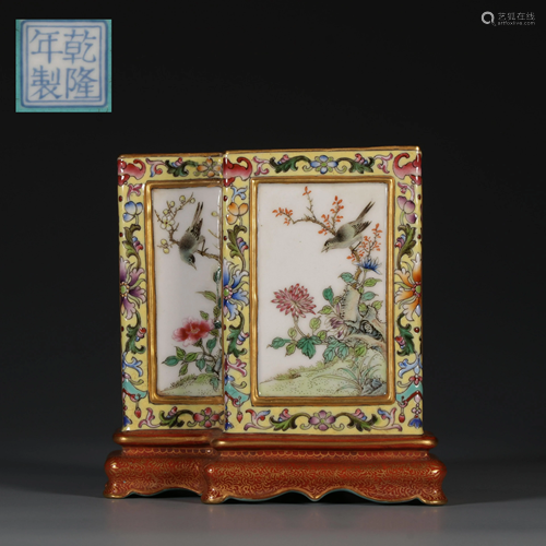 A PAIR OF CHINESE VINTAGE PORCELAIN TABLE DISPLAY