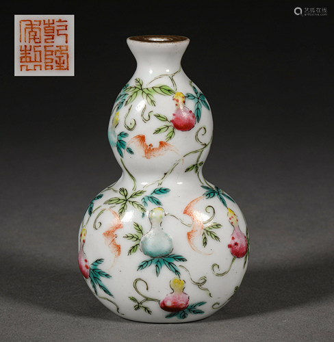 A CHINESE VINTAGE PORCELAIN SNUFF BOTTLE