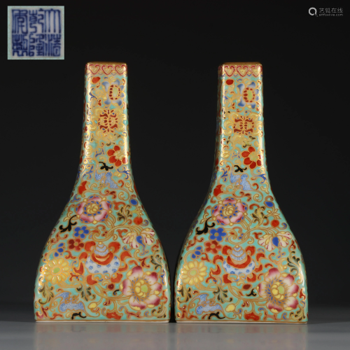 A PAIR OF CHINESE VINTAGE PORCELAIN HANDY BELLS