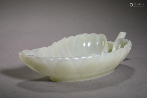 A CHINESE VINTAGE WHITE JADE CUP