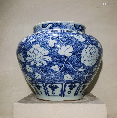 A CHINESE VINTAGE PORCELAIN JAR