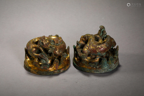 A PAIR OF CHINESE VINTAGE BRONZE PAPER WEIGHTS