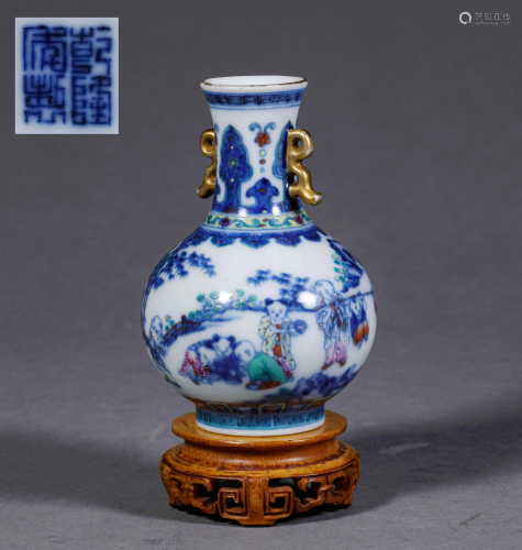 A CHINESE VINTAGE PORCELAIN VASE