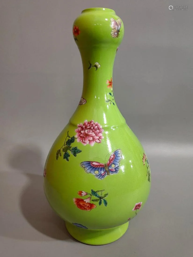 A FAMILLE ROSE PORCELAIN VASE