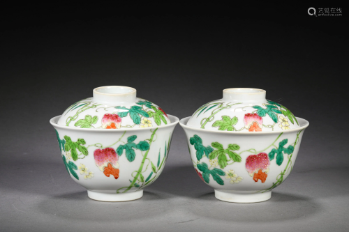 A SET OF LIDDED POCELAIN BOWLS