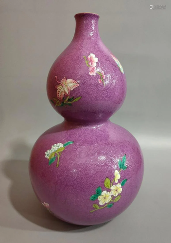 A FAMILLE ROSE PORCELAIN VASE