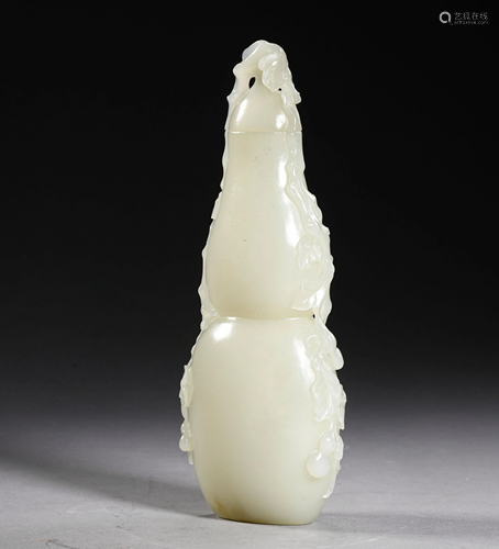 A CHINESE VINTAGE HETIAN JADE VASE