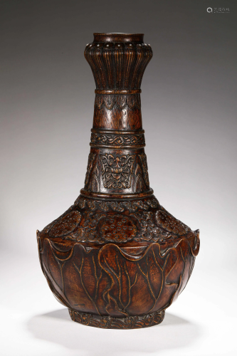 A CHINESE VINTAGE AGAREWOOD VASE