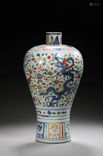 A CHINESE VINTAGE PORCELAIN VASE (MEI PING)