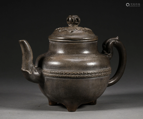 A CHINESE VINTAGE ZISHA PURPLE CLAY TEAPOT