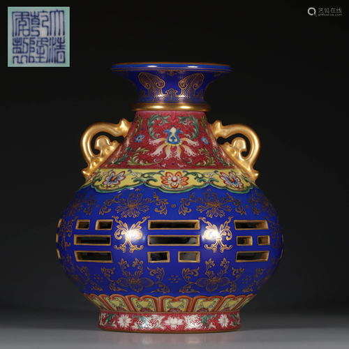 A CHINESE VINTAGE PORCELAIN VASE