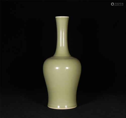 A CALEDON GLAZE PORCELAIN VASE WITH KANGXI MARK