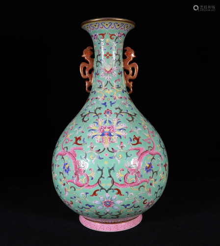 A FAMILLE ROSE GLAZE PORCELAIN VASE