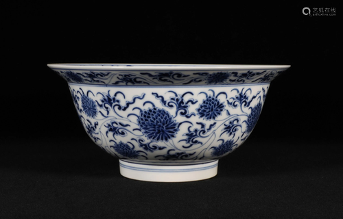 A BLUE-AND-WHITE GLAZED PORCELAIN DRAGON DESIGN PLATE