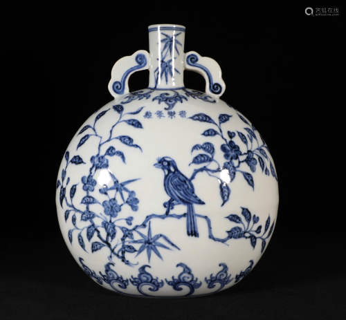 A BLUE-AND-WHITE GLAZE PORCELAIN VASE