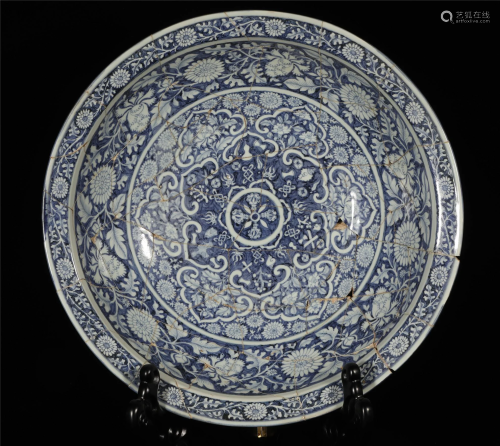 A BLUE-AND-WHITE GLAZED PORCELAIN FLORAL PLATE