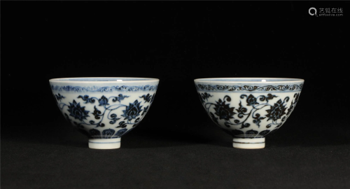 A PAIR OF BLUE-AND-WHITE FLORAL DESIGN PORCELAIN BOWLS