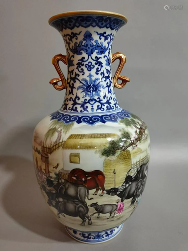 A FAMILLE ROSE GLAZED PORCELAIN VASE