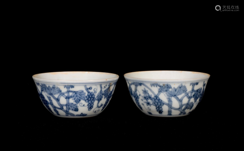 A PAIR OF BLUE-AND-WHITE GLAZE PORCELAIN CUPS