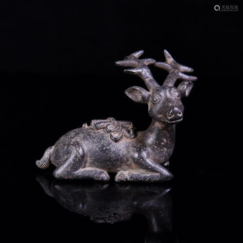 A BRONZE RESTING DEER FIGURINE DISPLAY