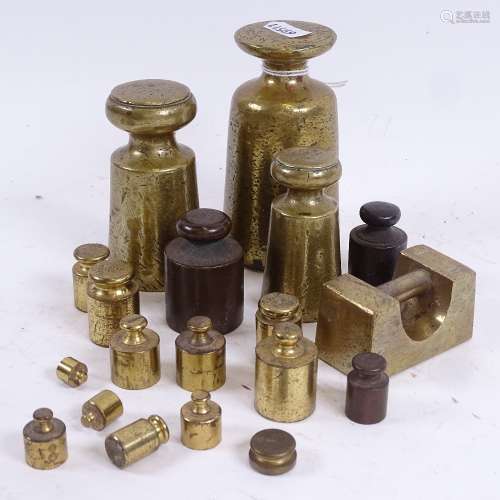 A group of brass scale weights, ranging from 5g to 4lbs, including some Avery (boxful)