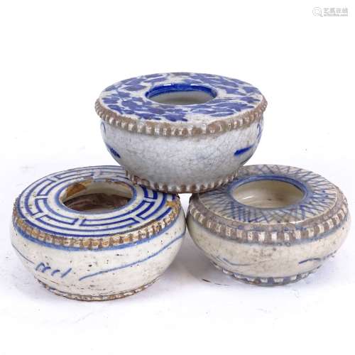 3 Chinese blue and white pottery brush washers, diameter 9cm (3)