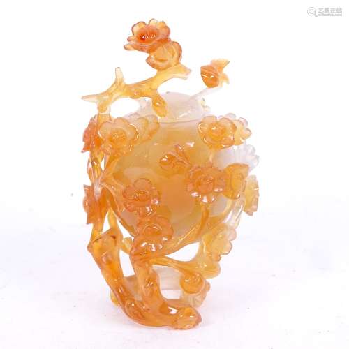 A Chinese carved and polished agate peach pot and cover, height 11cm