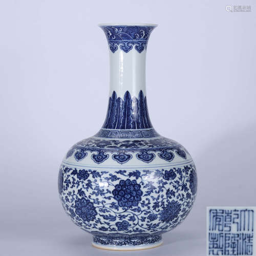 Qing Dynasty Qianlong Blue-and-white Lotus Flower Appreciation Vase