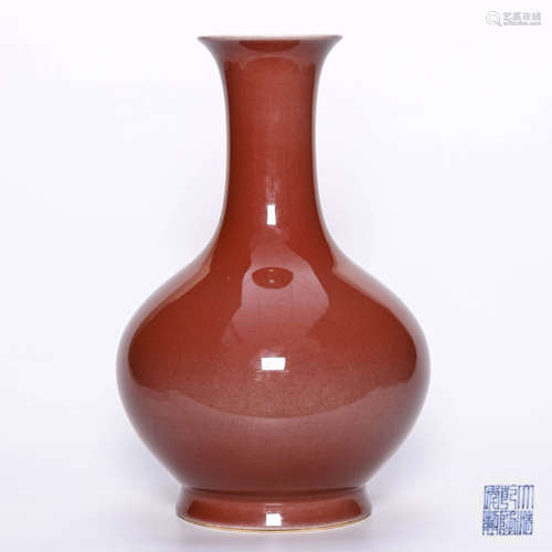 A red-glazed red-glazed vase for Qianlong Lang, Qing Dynasty