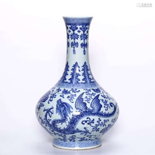 Qing Dynasty Qianlong blue and white dragon wear long neck vase