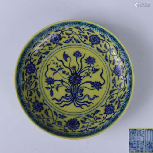 A blue and white lotus plate on yellow ground in Qianlong period, Qing Dynasty