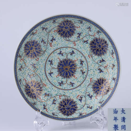 A blue and white gilded lotus plate with engraving in Tongzhi, Qing Dynasty