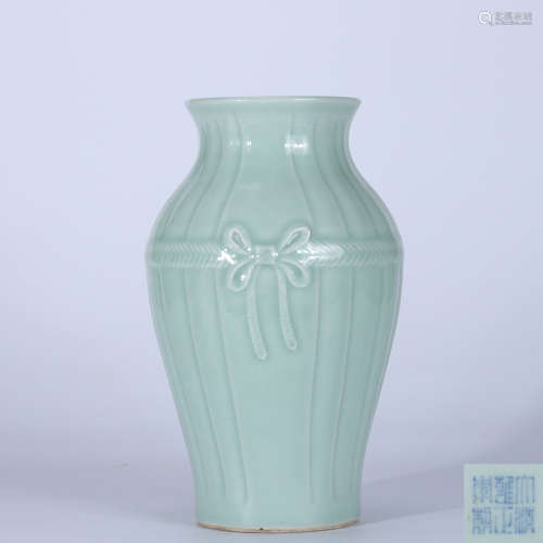 Qing yongzheng celadon-glazed furoshiki vase