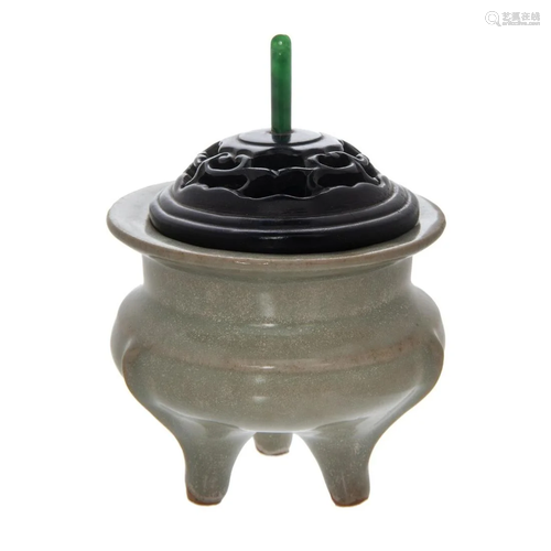 A SONG STYLE CELADON TRIPOD CENSER WOOD LID JADE