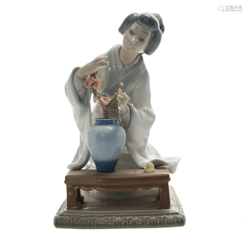 LLADRO FIGURE JAPANESE FLOWERE ARRANGER